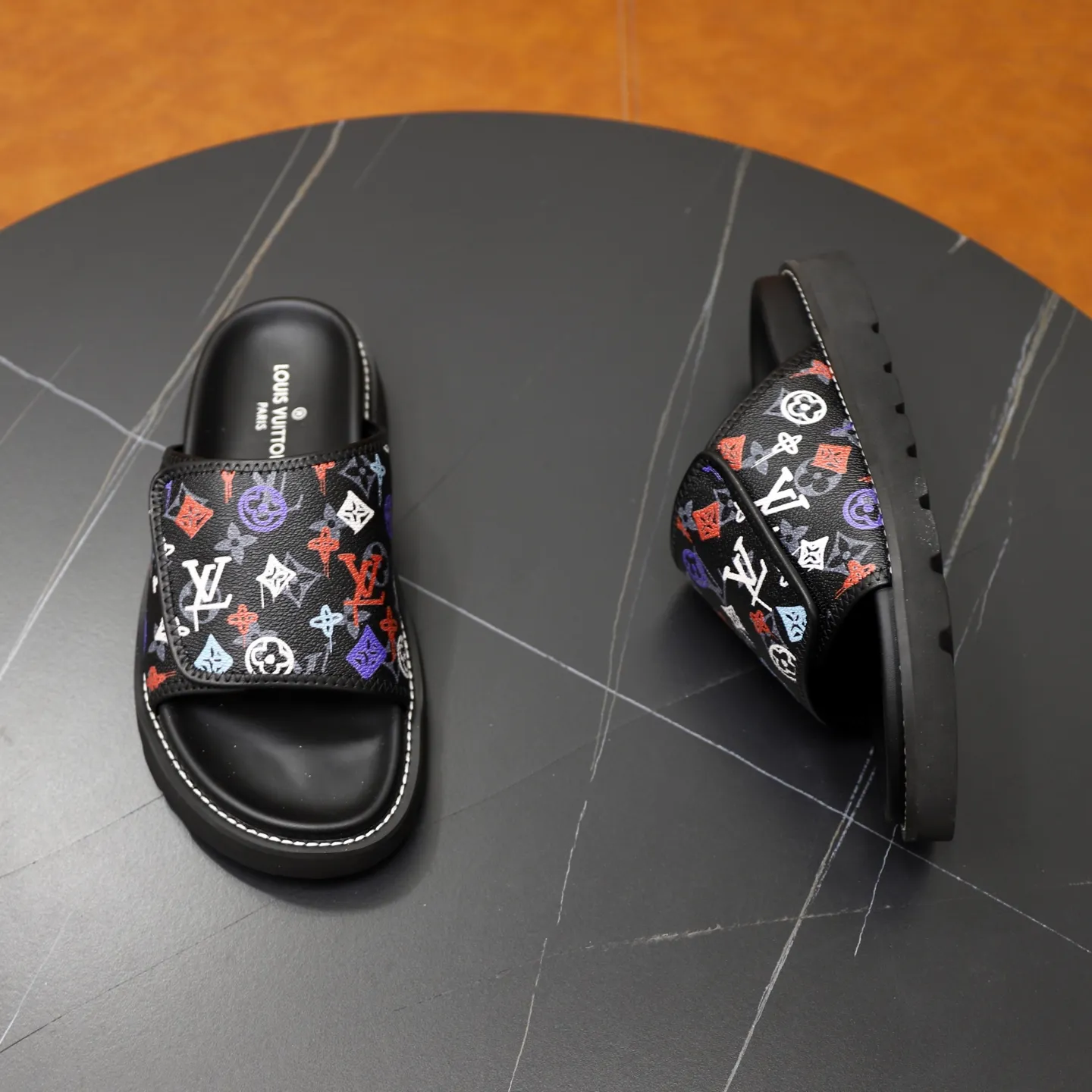 Ex-factory price: 320💰🙅‍♂️🙅‍♂️🙅‍♂️ Brand: LV Louis Vuitton Standard code: 38-45 Grade: Same as the official website Material: Original material design Original rubber wear-resistant molded outsole Style category: Men's fashion sandals Distinguished luxury brand elements Top luxury Color: Actual picture color